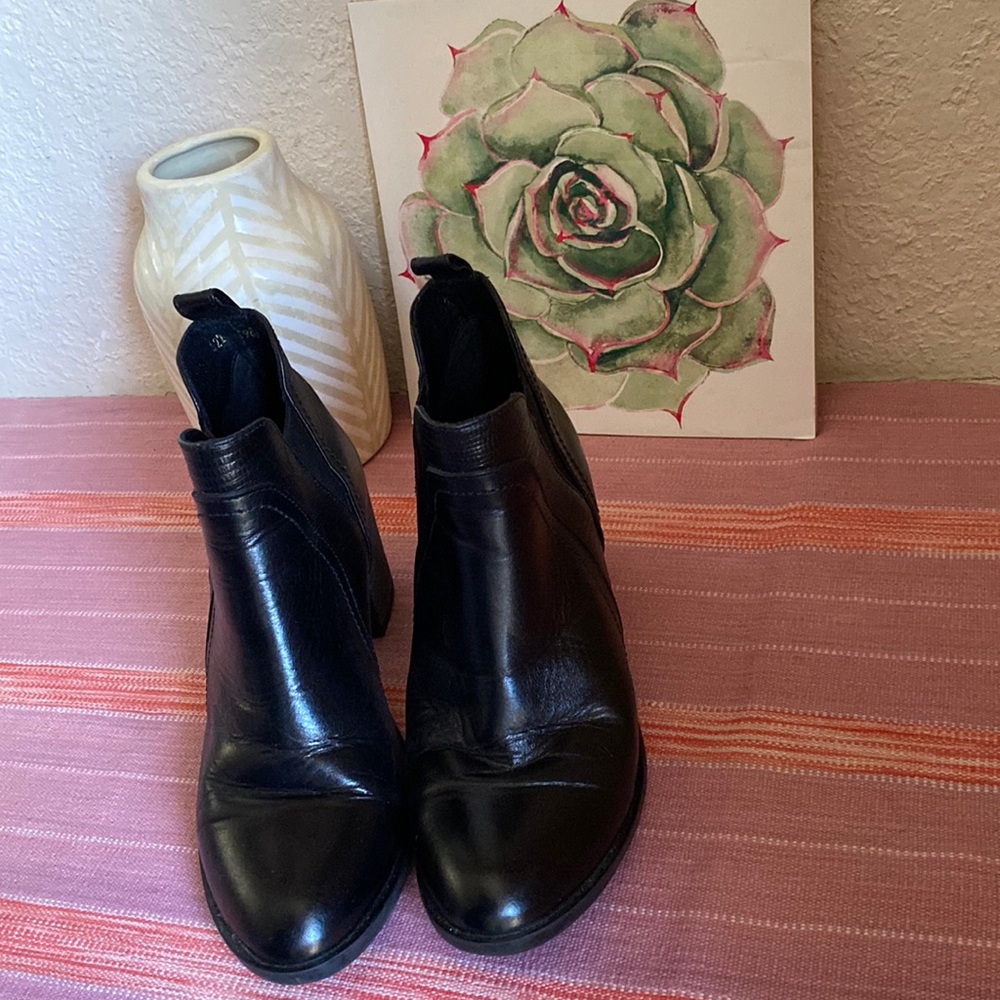 Super Cute DOROTHY GAYNOR booties
